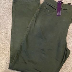Olive green women’s brushed jean 12 short Gloria Vanderbilt -runs small